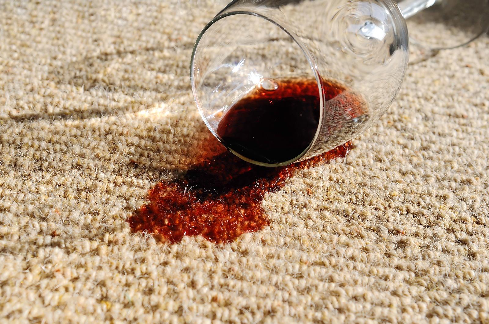 Красное вино разлитое на ковре