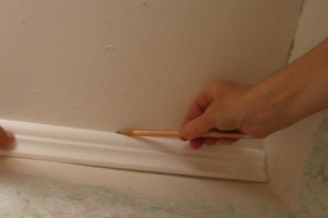 Как клеить потолочный плинтус из пенопласта на обои: видео инструкция