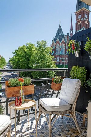  Просторная скандинавская квартира с яркой мебелью и зоной барбекю на балконе  