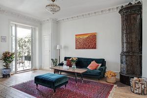  Просторная скандинавская квартира с яркой мебелью и зоной барбекю на балконе  