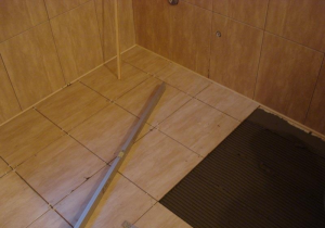 Как положить плитку на деревянный пол в ванной комнате: видео инструкция