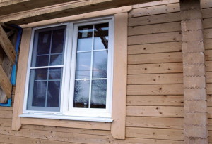 Установка пластиковых окон в деревянных домах: какие есть особенности?