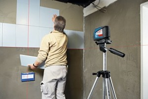 Как пользоваться лазерным уровнем для выравнивания пола и стен: видео уроки